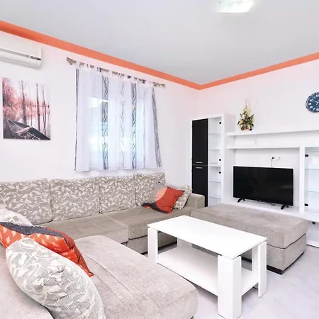 Apartment 3 Bedroom Nice Home In Solin