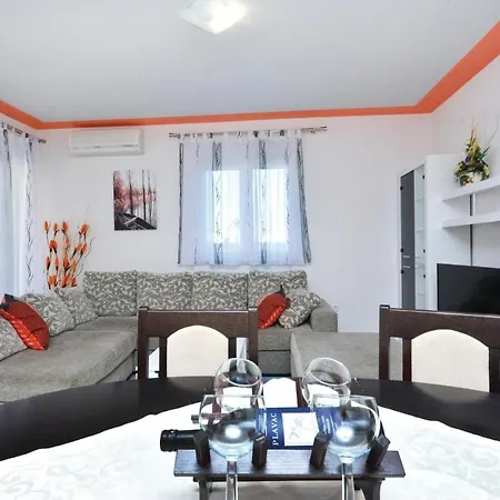 Apartment 3 Bedroom Nice Home In Solin